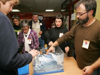 Recompte de vots al centre cívic l'Estació, al Vendrell.  M. MARTÍNEZ