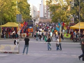 Una riuada de seguidors del Barça dirigint-se al Camp Nou per un dels accessos situats a l'avinguda de Joan XXIII. V.P