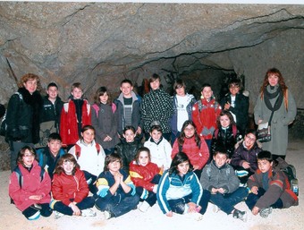 El grup d'escolars que van visitar les coves d'aquest municipi de la Conca de Barberà.