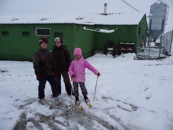 Uns nens van aprofitar el tancament de l'escola per jugar al matí amb els esquís en una granja d'Agramunt (Urgell).  D. MARÍN