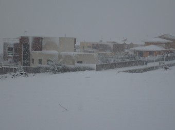 Un moment de la intensa nevada a Vilobí del Penedès ahir a la tarda. C.M.