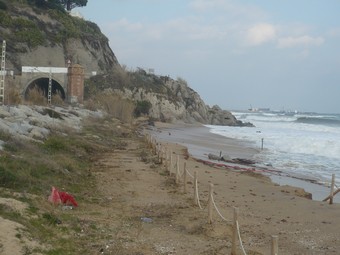 La platja de la Musclera a ponent del port d'Arenys de Mar va desaparèixer engolida per les onades.  E. FERRAN