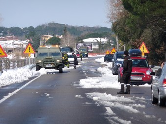 L'exèrcit i cotxes abandonats a la carretera de Llambilles, l'endemà de la nevada.  M.SALGAS