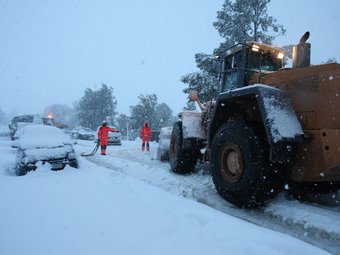 La nevada del 8 de març va ser l'episodi meteorològic més impactant de l'any. A la foto, conductors atrapats a Camallera. LLUÍS SERRAT