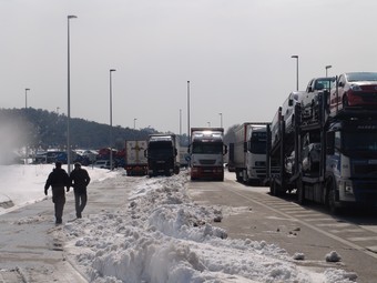 Els camions continuaven retinguts ahir a la N-II a la Jonquera per les dificultats d'accedir a l'AP-7.  J.P