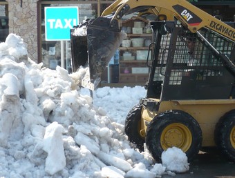Una màquina treien neu ahir al matí dels carrers del nucli antic de Torroella de Montgrí. A.V