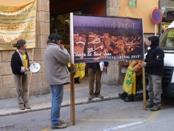 La protesta de la plataforma, ahir a Tortosa. G.M