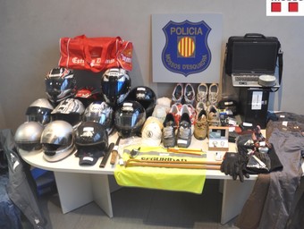 Material i eines que els Mossos van comissar a casa dels detinguts.  CME