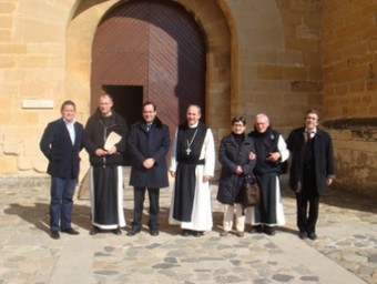 La comitiva, ahir davant del monestir