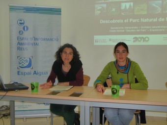 La tècnica del parc, Montserrat Solà (esquerra), durant la presentació de les activitats ahir a Reus. C.G