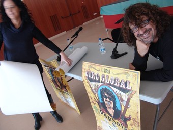 Després de la roda de premsa l'artista es va deixar retratar al costat d'un dels cartells.  A. ESTALLO