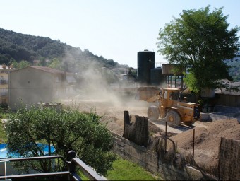 Imatge cedida per un veí de quan el magatzem de materials de construcció estava obert, amb les sitges de formigó al fons de tot. EL PUNT AVUI