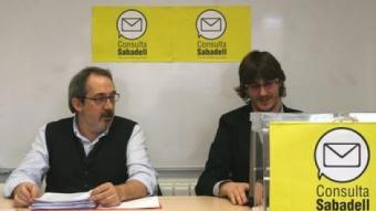 El portaveu de la PAS, Antoni Dalmases, a l'esquerra de la imatge, i Marc Figuerola, responsable de comunicació.  E.A