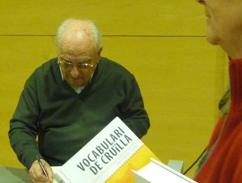 Joan Beltran va signar exemplars de «Vocabulari de cruïlla» abans de la presentació. G.M