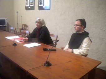 A l'esquerra, Esther de Waal, qui ahir va fer a Poblet una conferència sobre la regla de Sant Benet.  G. P