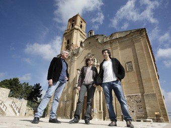 Artur Gaya, Maria Jesús Bono i Albert Roig es van fotografiar ahir al Poble Vell de Corbera d'Ebre.  JOSÉ CARLOS LEÓN