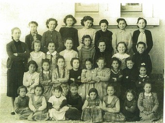 Les nenes de l'escola de Sant Esteve el 1928, quan encara no hi havia les instal·lacions actuals.