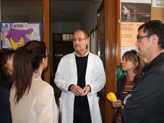 El germà Salvador Balart, director de la Salla, donant explicacions a la porta del centre.  ACN