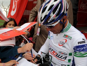 Rodríguez firma autògrafs a la meta de la quarta etapa. EFE