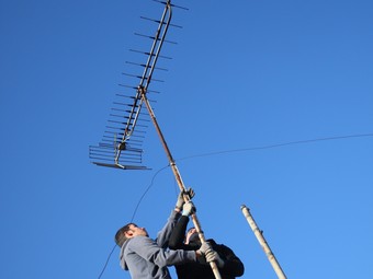 Dos operaris preparant una antena a Girona per rebre la TDT.  LLUÍS SERRAT