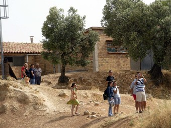 Veïns observant l'avenç del foc el 22 de juliol.  J. FERNÀNDEZ