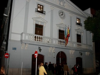 La façana de la casa de Cultura roman apagada durant l'hora acordada. /  CEDIDA