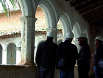 Visita dels tècnics i responsables municipals en el dia de l'inici de les obres a l'antic convent de Santa Anna. EL PUNT