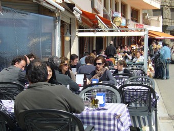 Terrasses a Tossa plenes de gent, M.VICENTE 