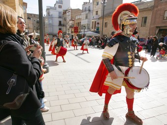 Els armats, desfilant ahir al matí per la plaça de l'Església Marta Martínez