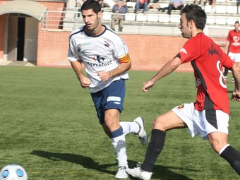 Cristino condueix la pilota en el partit de la primera volta.  E.M