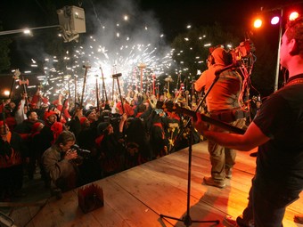Els Buhos van gravar el videoclip amb la col·laboració d'uns 200 diables. /  M. MARTÍNEZ