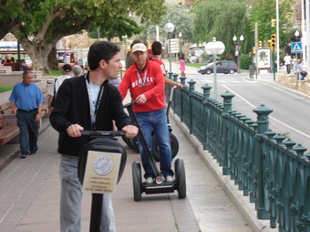 Els segway, passejant a prop del balcó del Mediterrani de Tarragona