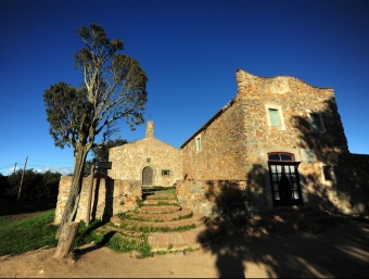 L'ermita de Sant Mateu es troba en aquesta finca on també hi ha el mas Can Riera. Q.P