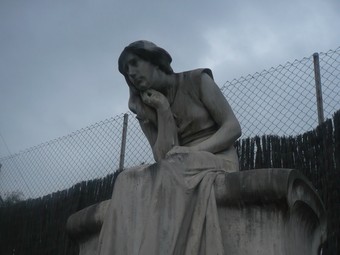 L'escultura de Josep Llimona del panteó de la família Mundet queda amagada en un racó del cementiri, darrera els pisos de Sant Elm.  E.F