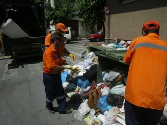Imatge d'arxiu de la vaga de 2005. Llavors va ser dels treballadors de la recollida de brossa i dels contenidors.  A.P