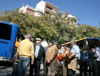 Reunió de jubilats al voltant dels autobusos de Torrent. ESCORCOLL