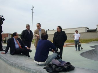 Els polítics van visitar l'skate park i van intercanviar impressions amb un dels usuaris.  L.M