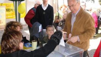 Josep Poblet, alcalde de Vila-seca i candidat de CiU a les eleccions per Tarragona, votant anticipadament.  EL PUNT