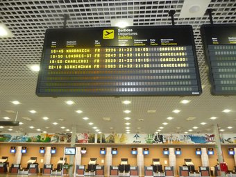 Ahir es van cancel·lar tots els vols des de l'aeroport de Reus, que presentava un aspecte desolador CARME GUTIÉRREZ