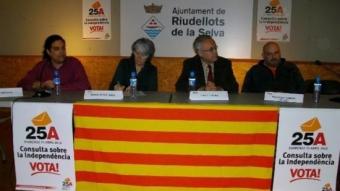 Els quatre participants en l'acte que es va fer divendres passat. EL PUNT