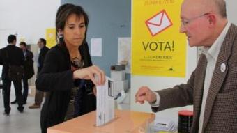 La regidora de CiU Bea Obis vota anticipadament en la consulta referèndum sobre la independència.  ACN