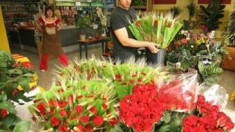 Preparatius de la diada, ahir al migdia, a la floristeria ARP del barri de Sant Narcís de Girona.  MANEL LLADÓ