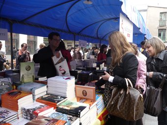 A la imatge, ciutadans comprant llibres a la plaça de la Vila de Badalona. MARTA MEMBRIVES