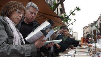 Una parada de llibres a la Rambla de Girona, amb el plàstic a punt, per tapar. LLUÍS SERRAT