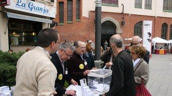 Recollida de vot anticipat per Sant Jordi a Sabadell, que celebrarà la consulta el pròxim dia 30.  EMILI AGULLÓ