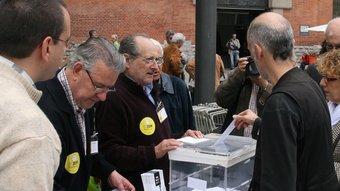 Un sabadellenc votant ahir en l'urna mòbil instal·lada al mercat.  E.A