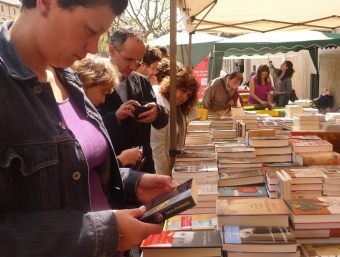 Alguns lectors miren les novetats a la parada de la llibreria L'Odissea de Vilafranca per Sant Jordi de l'any passat C.M