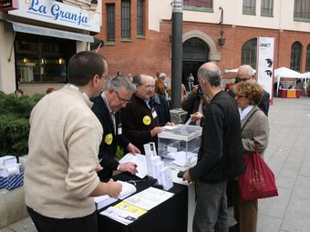 Recollida de vot anticipat per Sant Jordi a Sabadell, que celebrarà la consulta el pròxim dia 30.  EMILI AGULLÓ