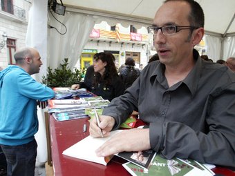Toni Orensanz, un dels grans triomfadors de la jornada, va firmar exemplars d'El falsari a Tarragona i Reus j.f.