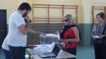 Una imatge de la votació a la sala polivalent de Vilafant. M.V